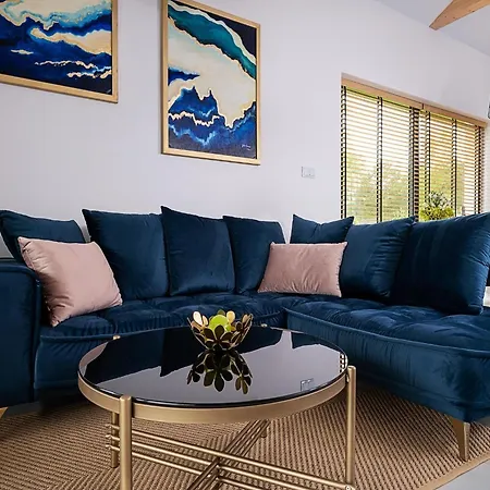 Comfortable Home, Pool, Sauna, Jacuzzi 度假居