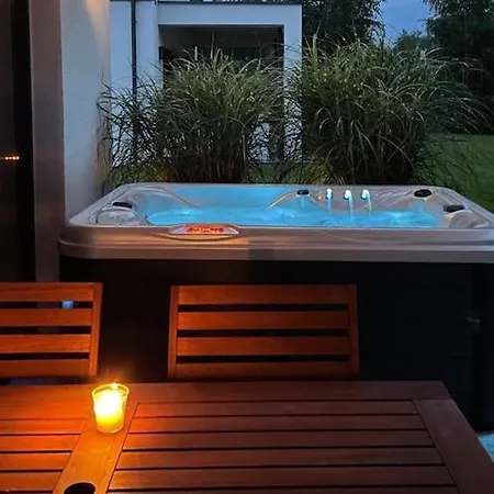 Comfortable Home, Pool, Sauna, Jacuzzi 度假居 *